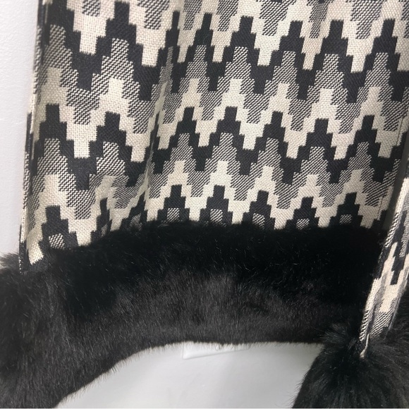 Carlisle 100% Wool Chevron Black & Grey Faux Fur Scarf - Picture 5 of 10